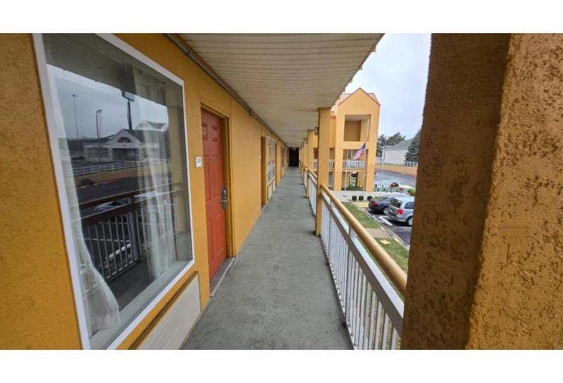 Lone Star Inn & Suites image