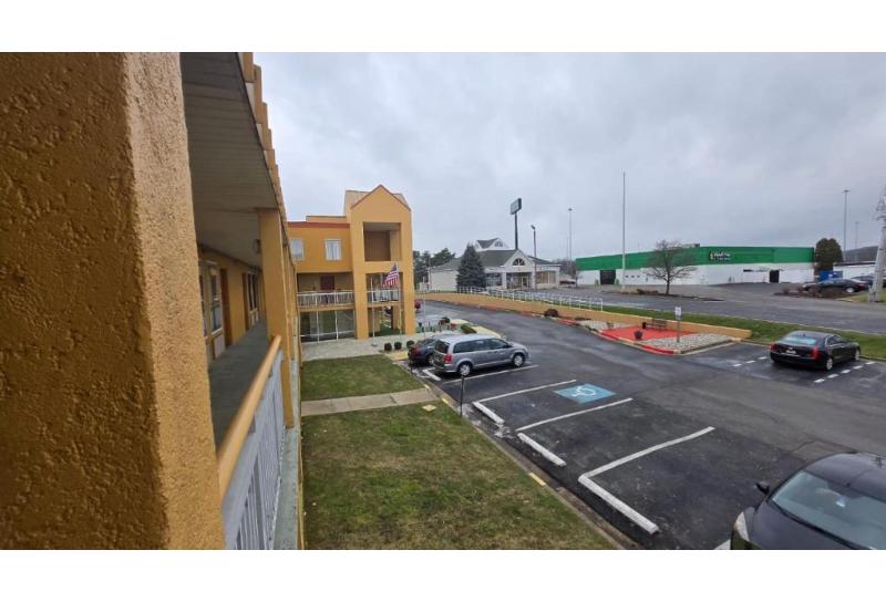 Lone Star Inn & Suites image