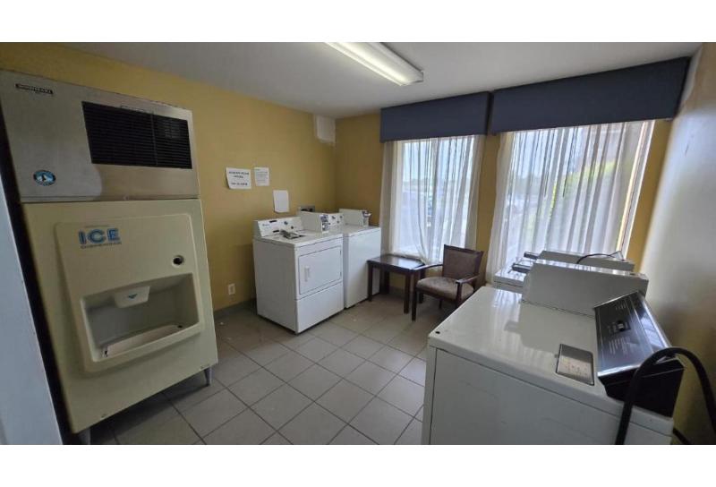 Lone Star Inn & Suites image