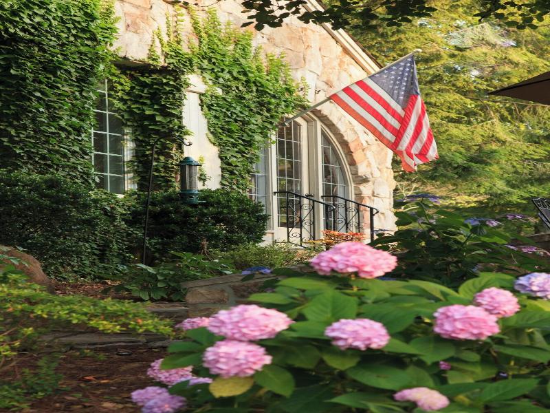 Chanticleer Inn image