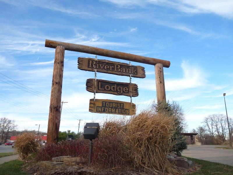 Riverbank Lodge