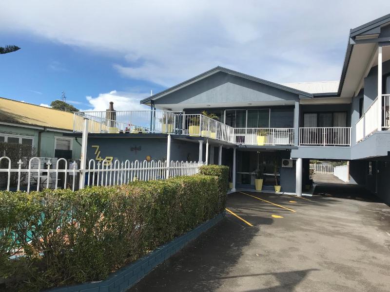 Lakeview Motor Inn image