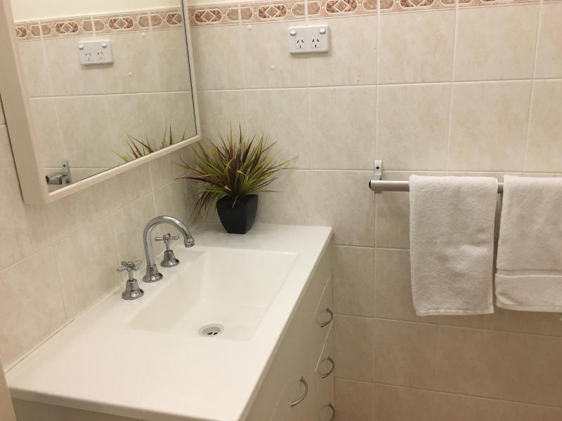 Lakeview Motor Inn image