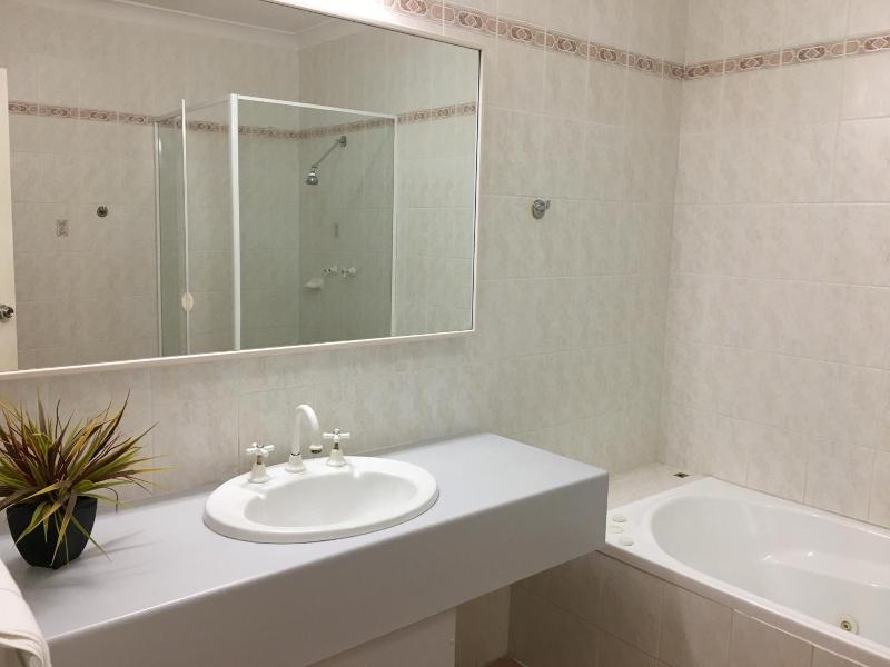 Lakeview Motor Inn image
