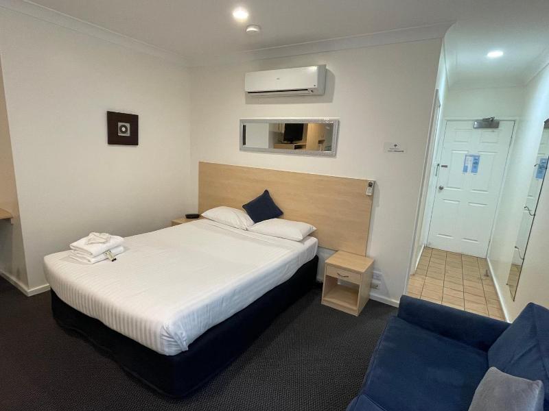 Lakeview Motor Inn image