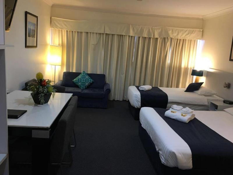 Lakeview Motor Inn image