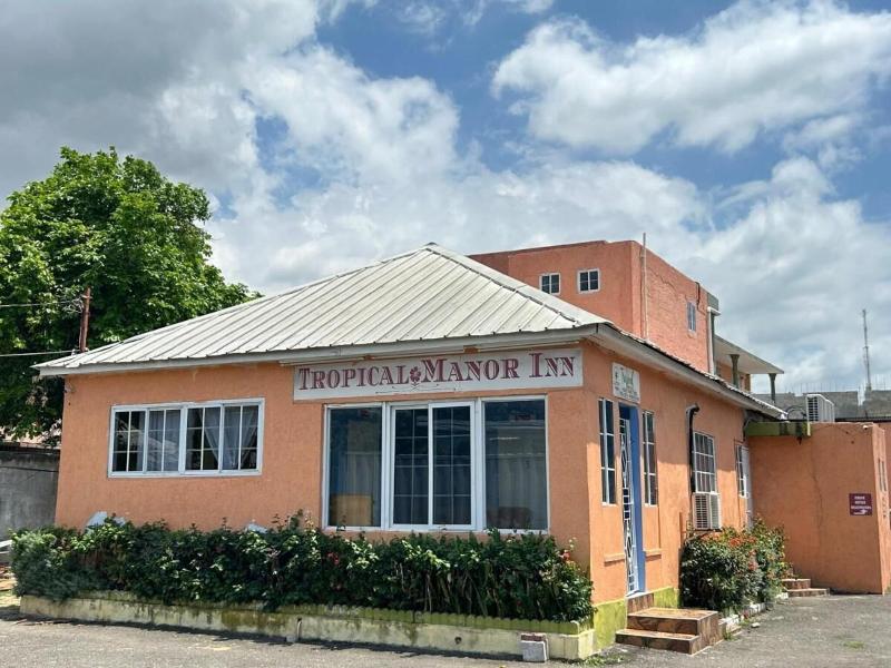 Tropical Manor Inn image