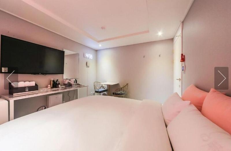 Hotel Momo Juice image