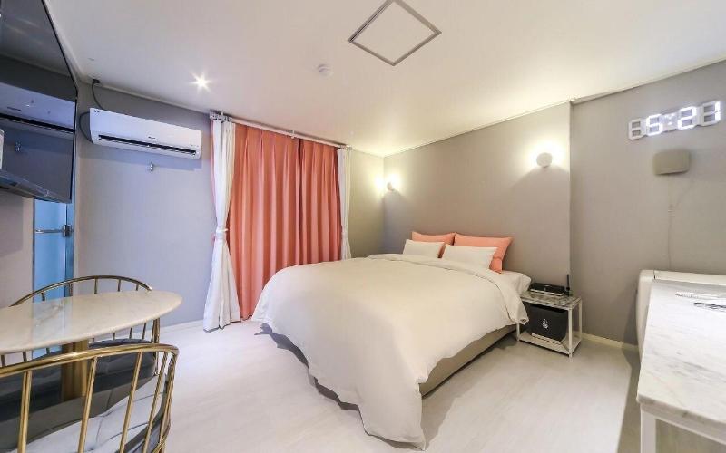 Hotel Momo Juice image