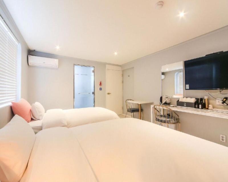 Hotel Momo Juice image