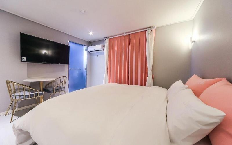 Hotel Momo Juice image