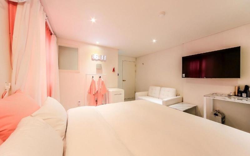 Hotel Momo Juice image
