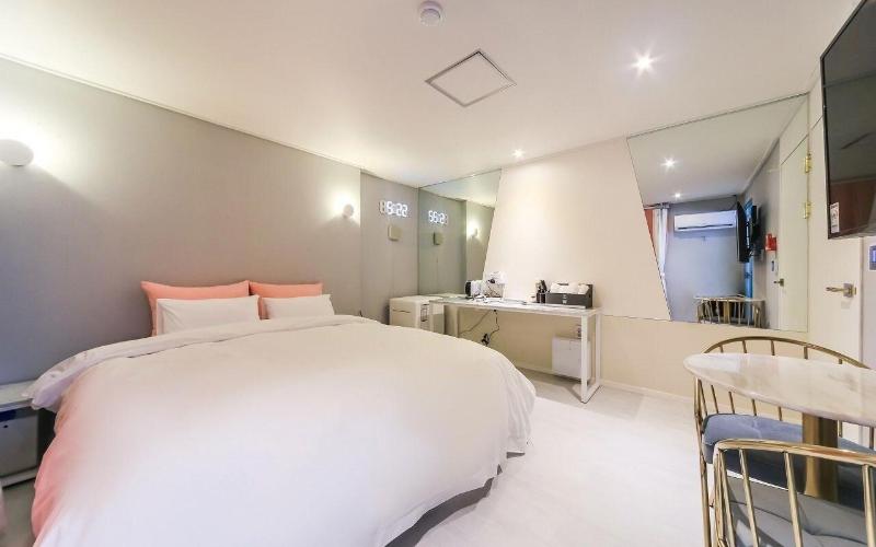Hotel Momo Juice image