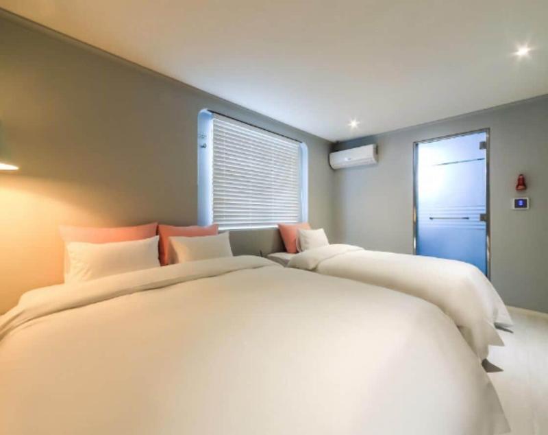 Hotel Momo Juice image