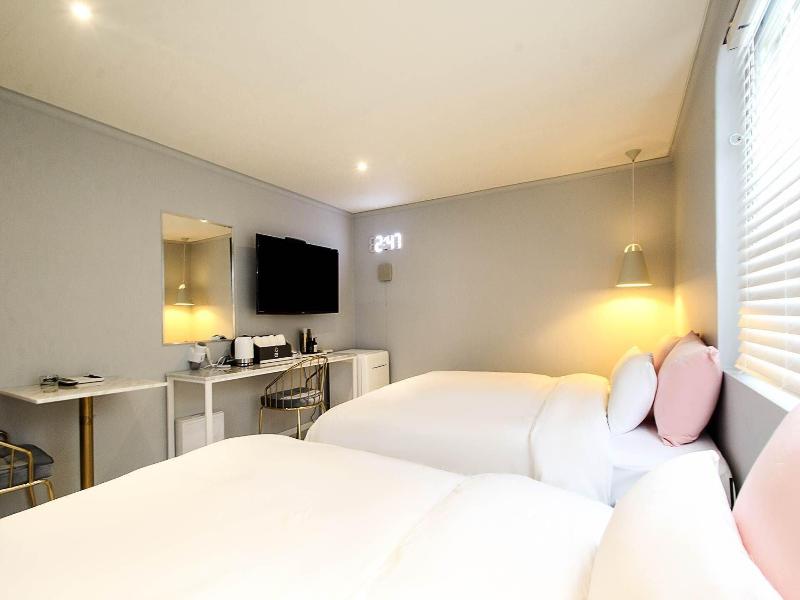 Hotel Momo Juice image