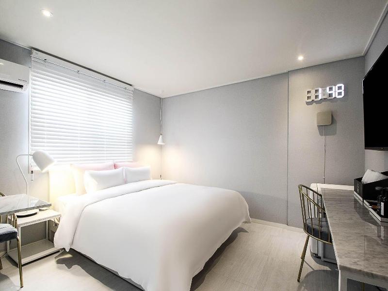 Hotel Momo Juice image