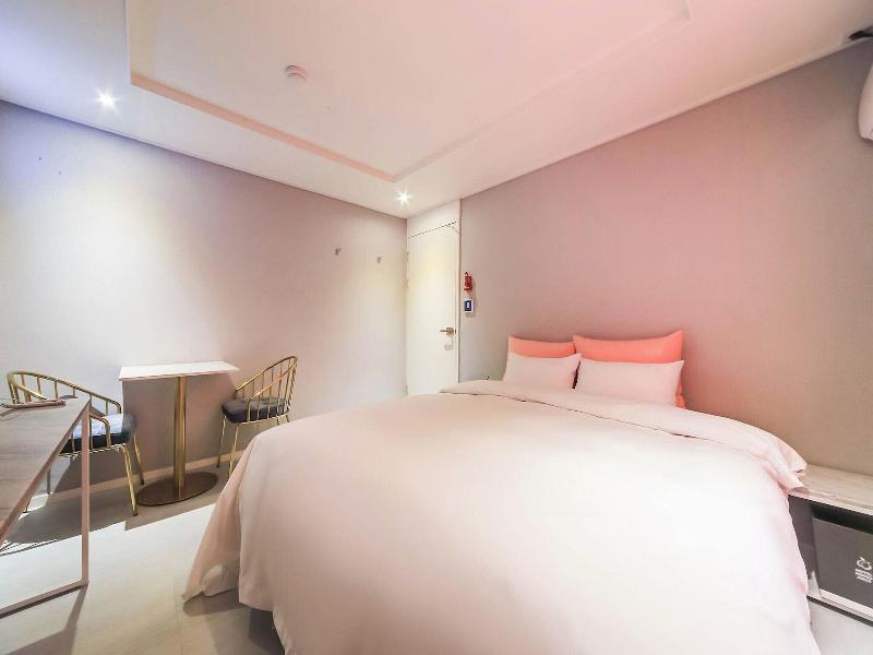 Hotel Momo Juice image