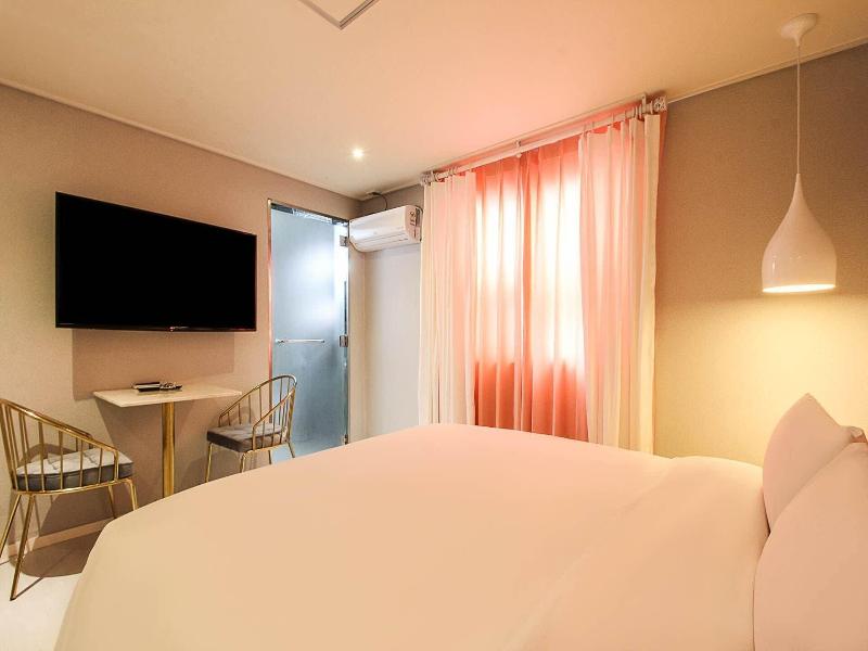 Hotel Momo Juice image