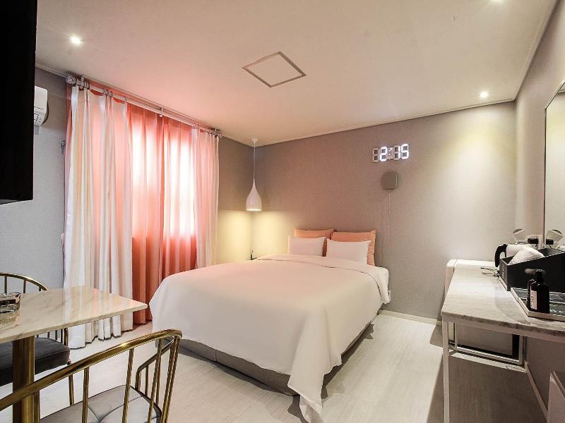 Hotel Momo Juice image