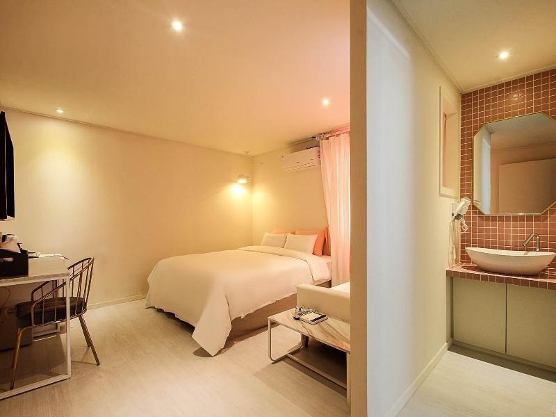 Hotel Momo Juice image