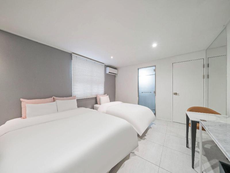 Hotel Momo Juice image