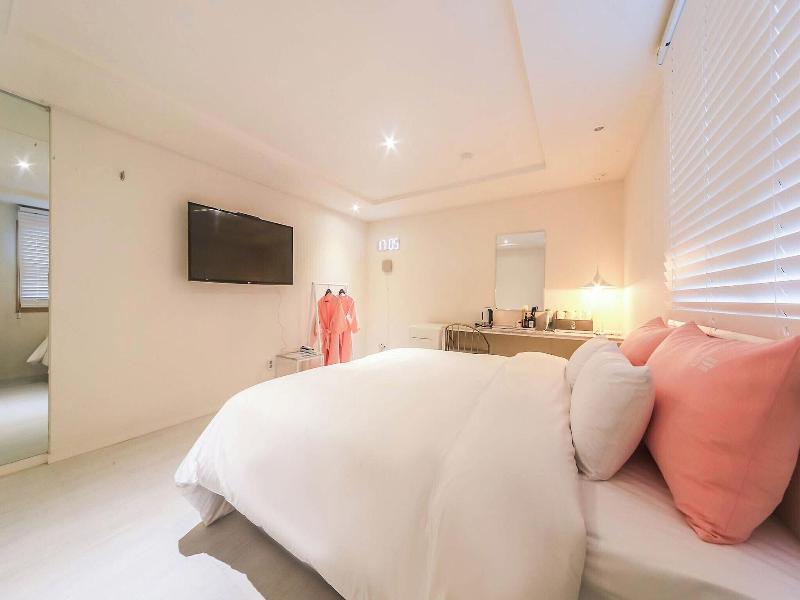Hotel Momo Juice image