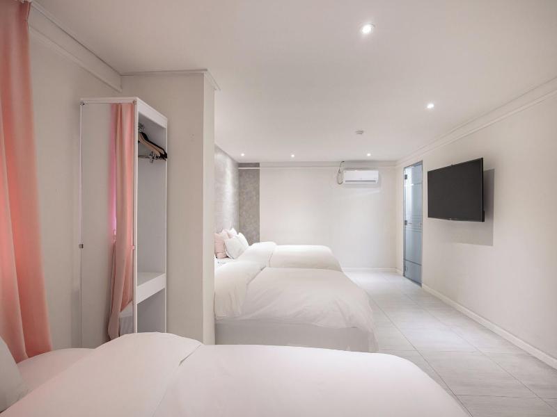 Hotel Momo Juice image
