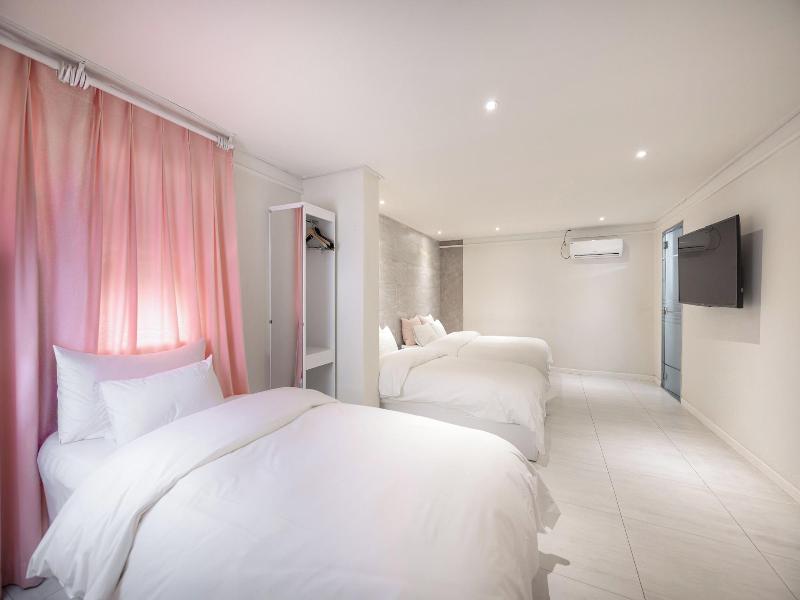 Hotel Momo Juice image