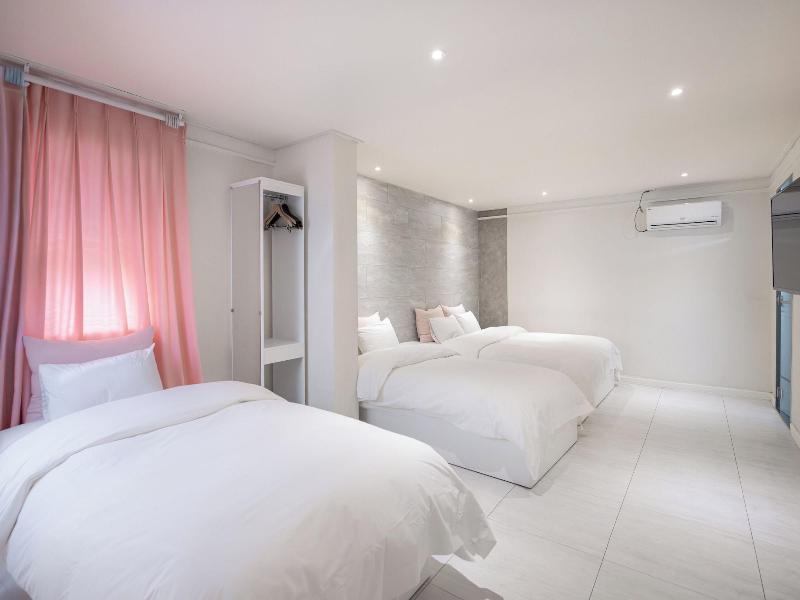 Hotel Momo Juice image
