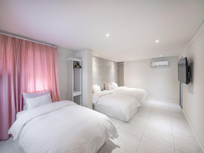 Hotel Momo Juice image