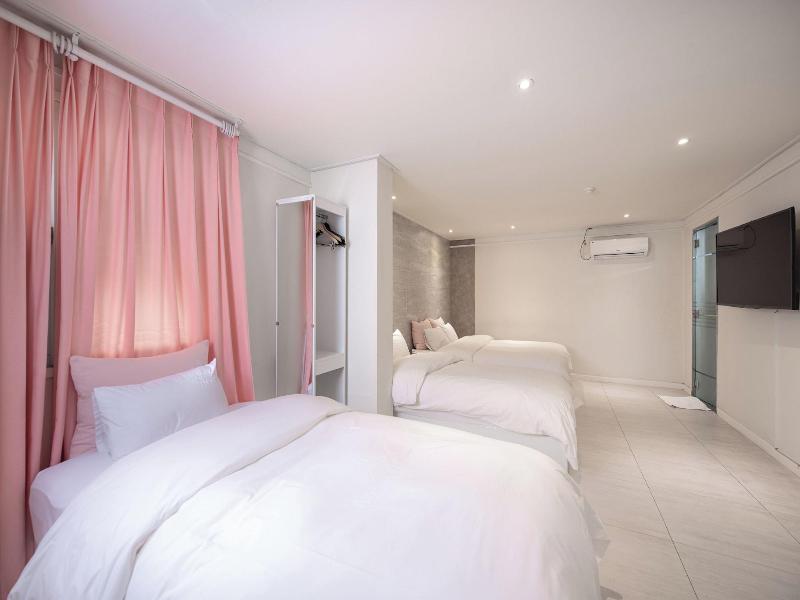 Hotel Momo Juice image