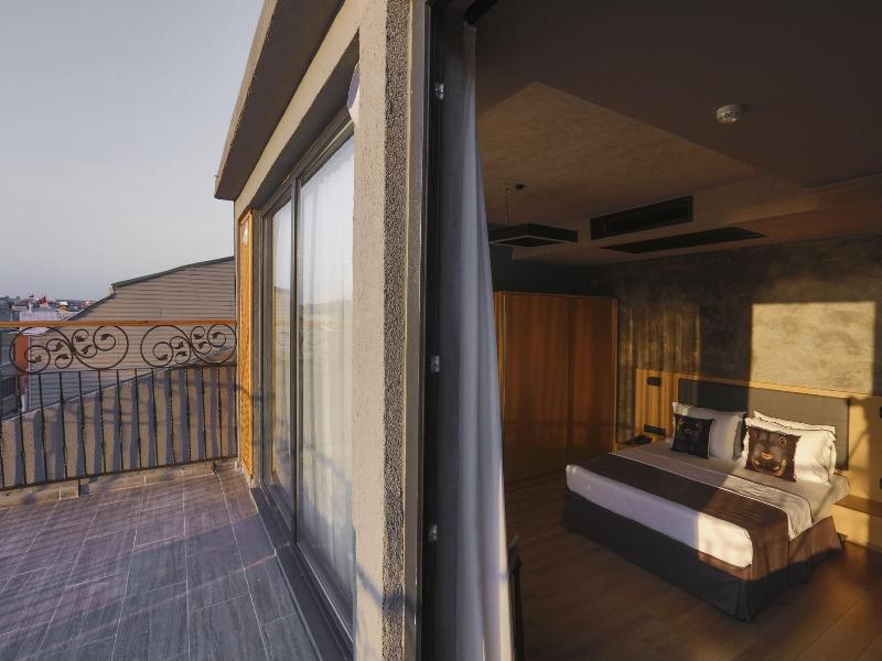 Redstone Hotel image