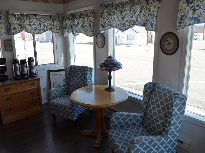 Silver Maple Inn And The Cain House