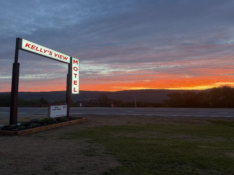 Kelly S View Motel image