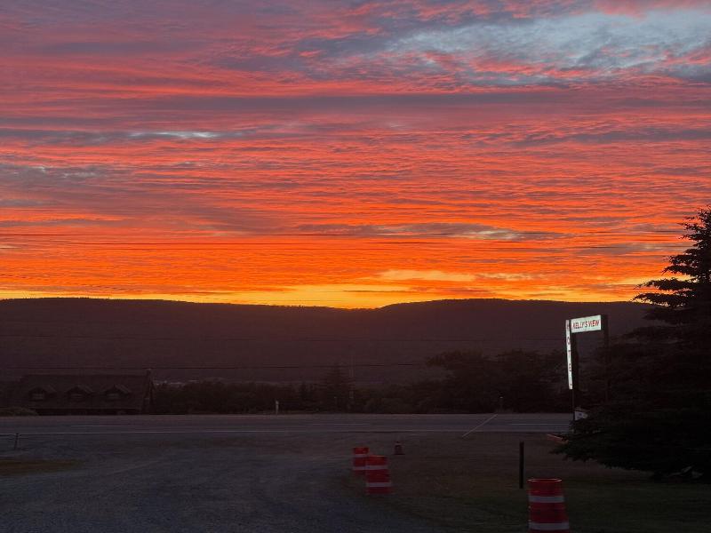 Kelly S View Motel image