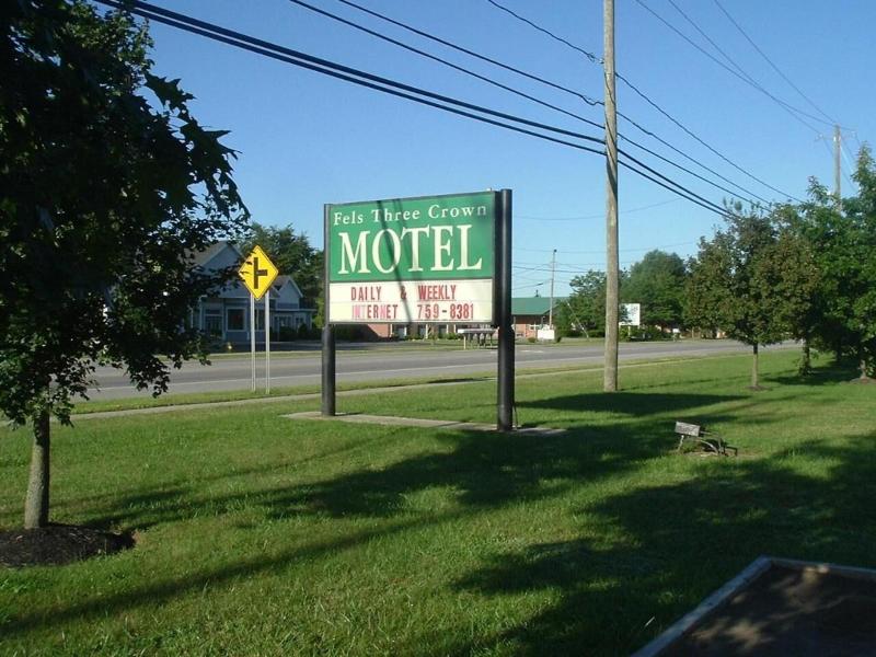 Fels Three Crown Motel image