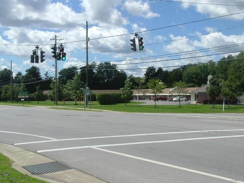 Fels Three Crown Motel image