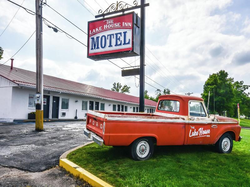 The Lake House Inn, Laurie