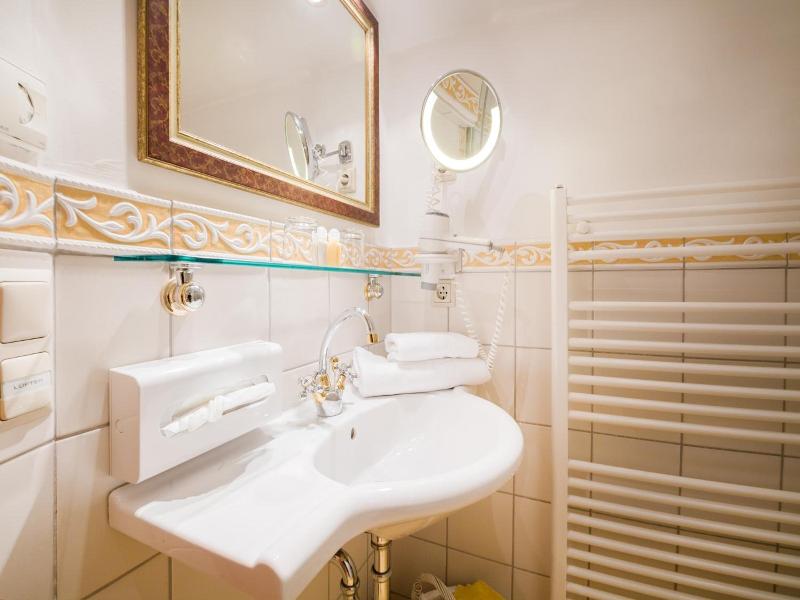 Hotel Alpenschlossl image