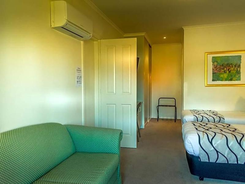 Deniliquin Country Club Motor Inn
