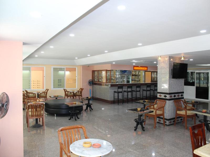 A A Pattaya Golden Beach Hotel image