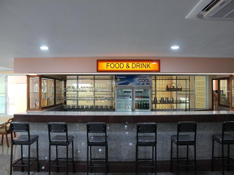 A A Pattaya Golden Beach Hotel image