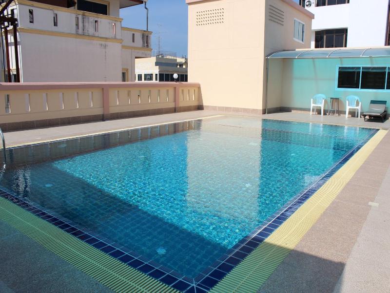 A A Pattaya Golden Beach Hotel image
