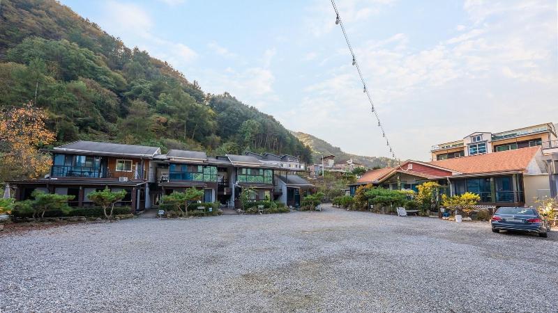Gapyung Amor Pension Gaegok Suyoungjang image