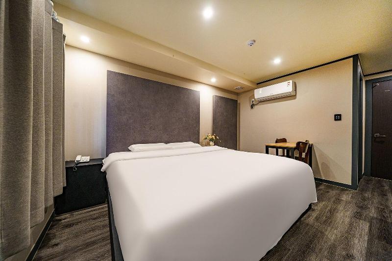 27 Hotel image