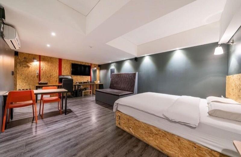 27 Hotel image
