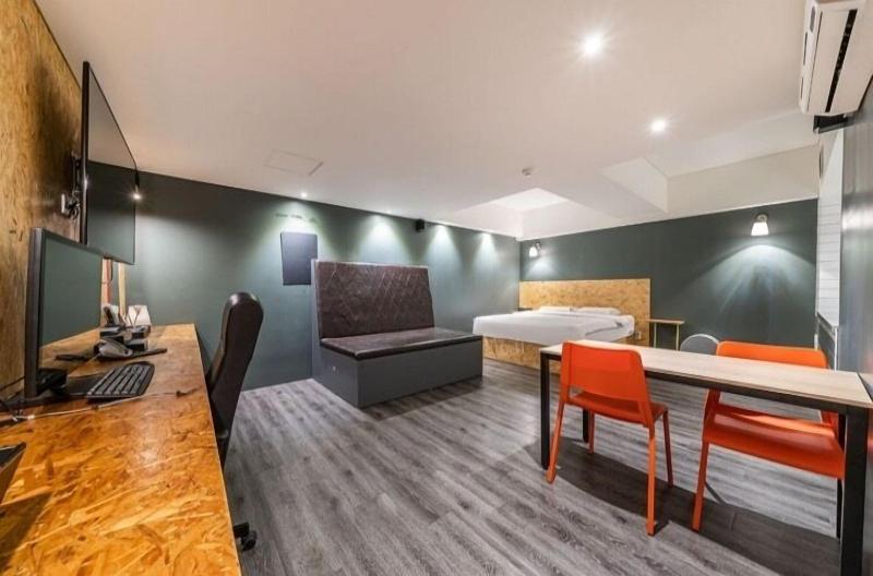 27 Hotel image
