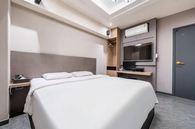 27 Hotel image