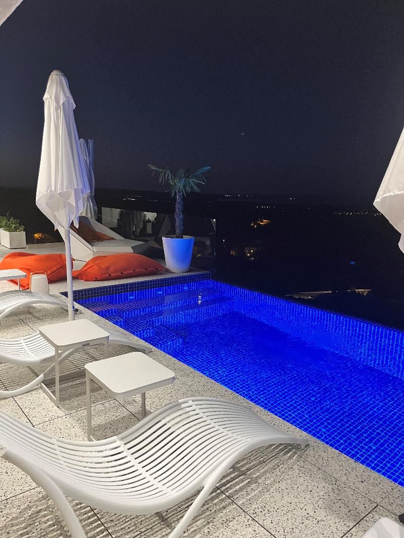 Suite 28 image