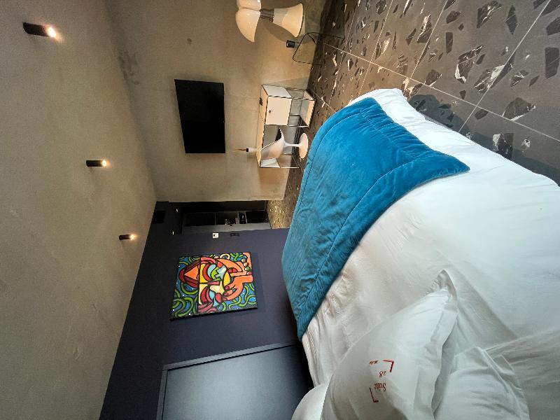 Suite 28 image
